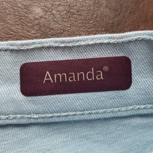 NWT Gloria Vanderbilt Amanda light blue denim jeans baby blue color size 6 Short - Picture 10 of 16